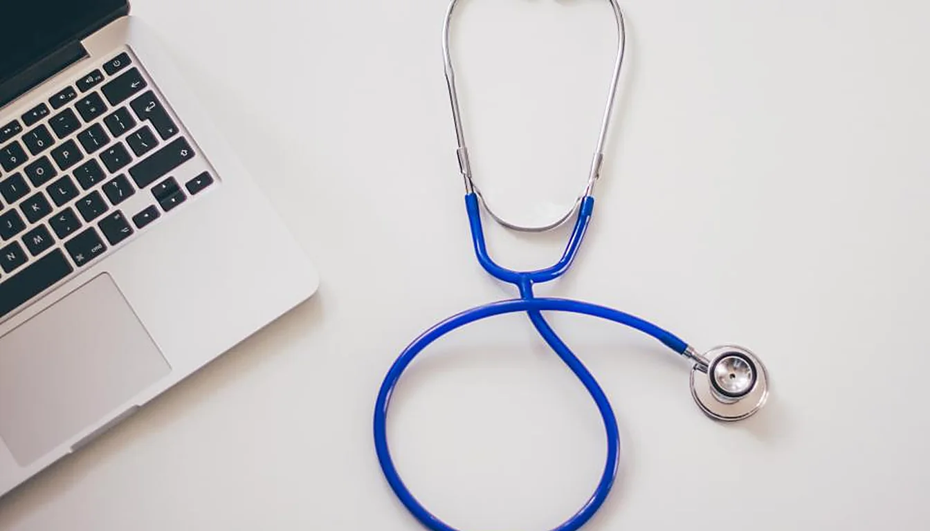 Consulta de una clínica privada con escritorio, sillón y equipo médico